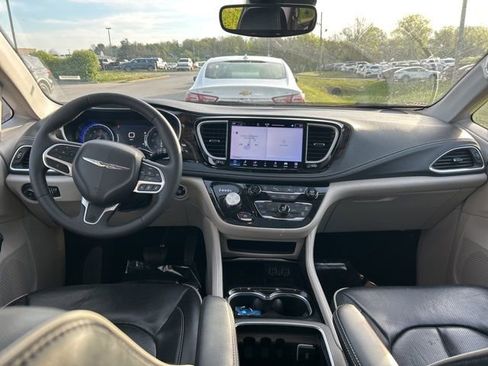 Used 2024 Chrysler Pacifica Limited image 5