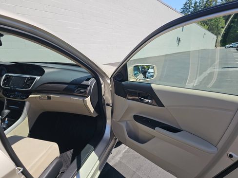Used 2016 Honda Accord EX image 12