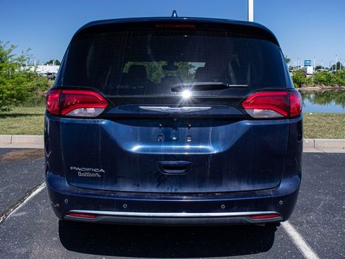 Used 2018 Chrysler Pacifica Touring-L Plus FWD image 5