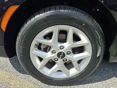 Used 2025 Kia Soul LX w/ LX Technology Package FWD image 9