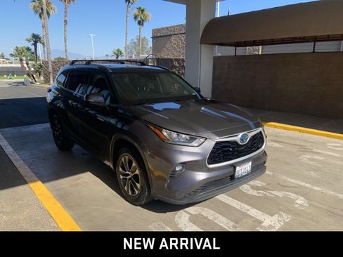 Used 2020 Toyota Highlander XLE FWD image 3