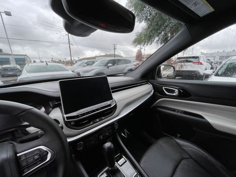 Used 2025 Jeep Compass Limited image 35