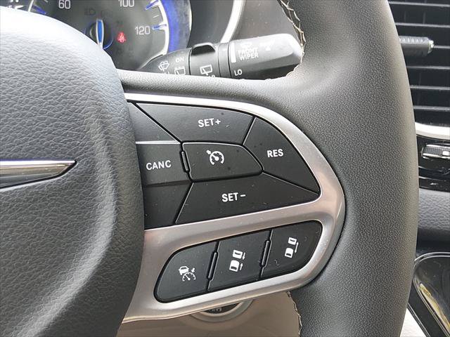 Certified 2024 Chrysler Pacifica Touring-L FWD image 17