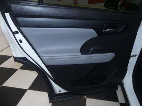 Used 2021 Toyota Highlander XLE AWD/4WD image 29