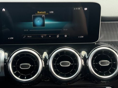 Used 2021 Mercedes-Benz GLB 250 4MATIC w/ Premium Package image 25