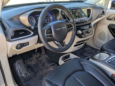 Used 2024 Chrysler Pacifica Touring-L image 14