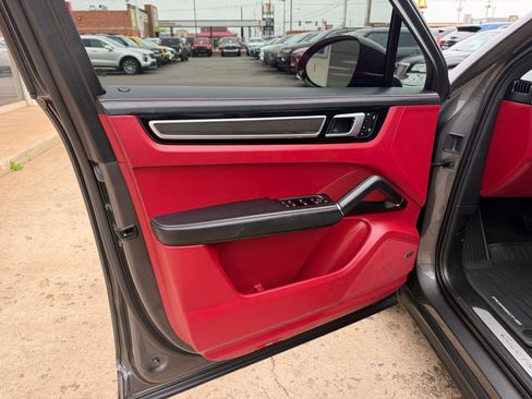 Used 2022 Porsche Cayenne Coupe AWD/4WD image 11