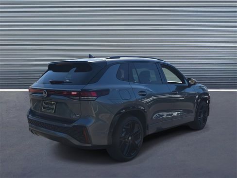 New 2026 Volkswagen Tiguan SE R-Line image 3