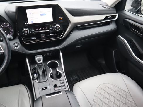 Used 2023 Toyota Highlander L image 13