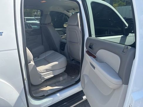 Used 2007 Chevrolet Suburban 2500 LT w/ LT Preferred Equipment Group image 7