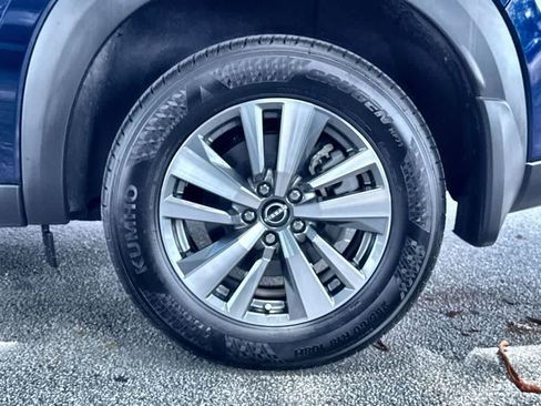 Used 2025 Nissan Pathfinder SL AWD/4WD image 11