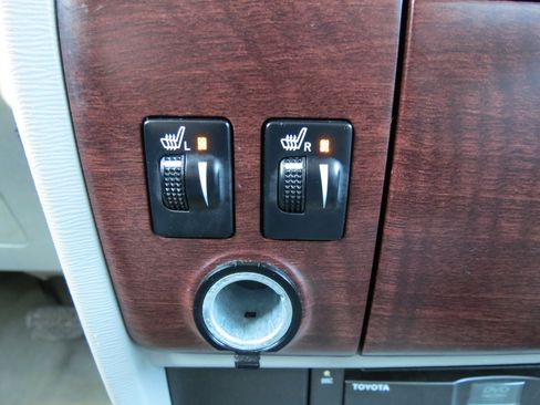 Used 2013 Toyota Sienna Limited image 21