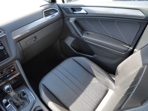 Certified 2022 Volkswagen Tiguan SE image 11