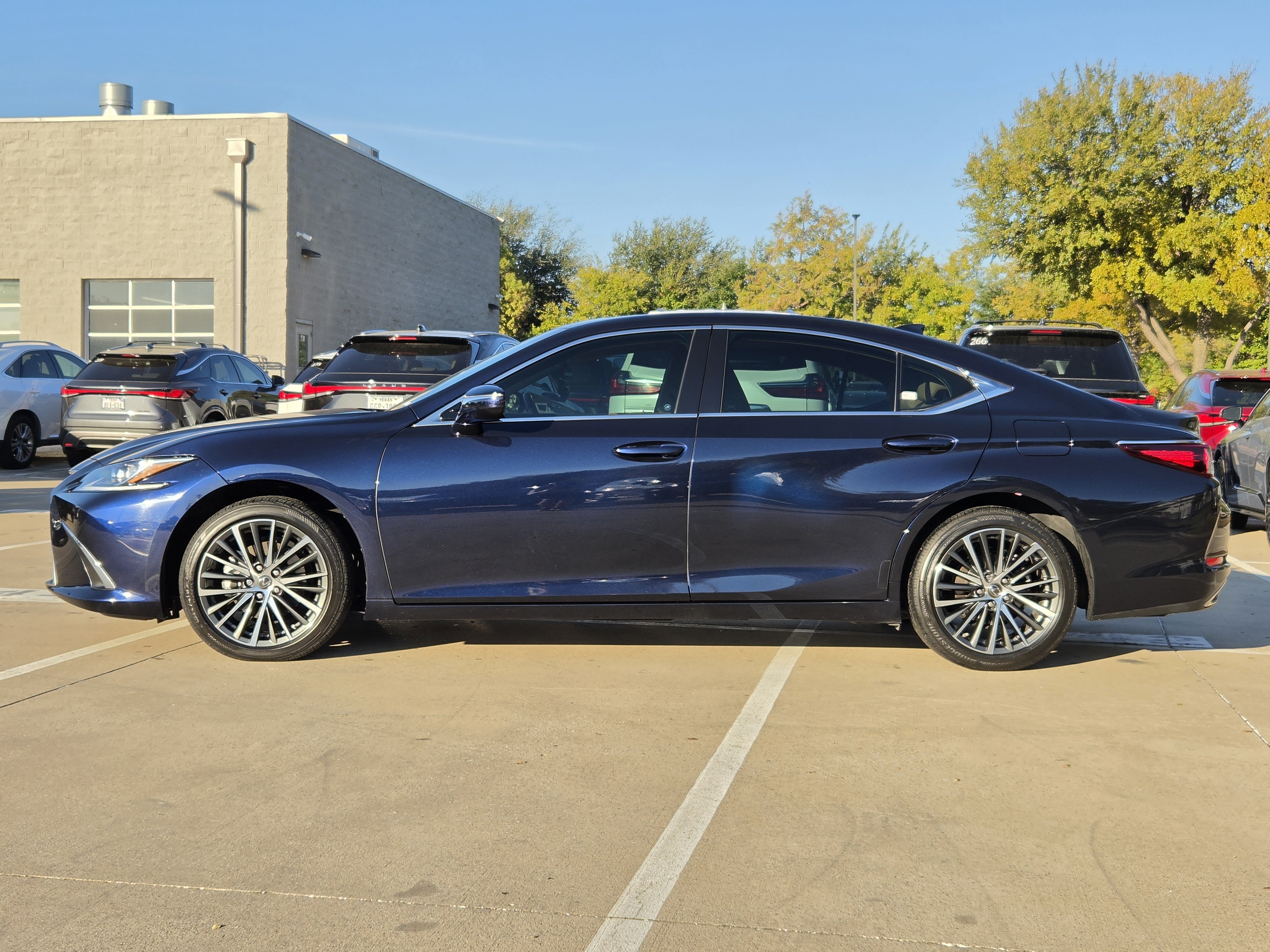 Used 2025 Lexus ES 350 w/ Premium Package FWD image 3