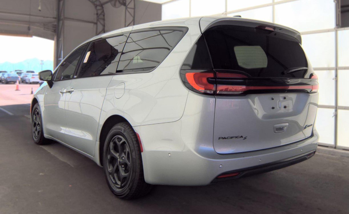 Used 2023 Chrysler Pacifica Limited w/ S Appearance Package FWD image 6