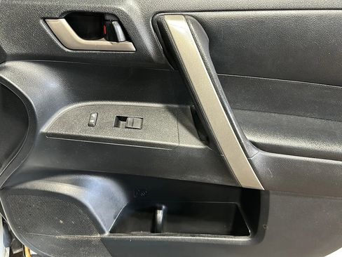 Used 2012 Toyota Highlander SE w/ Tow Pkg image 20