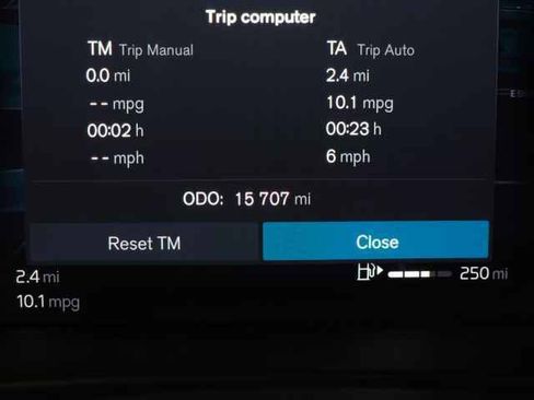 Certified 2025 Volvo XC40 B5 Plus image 23