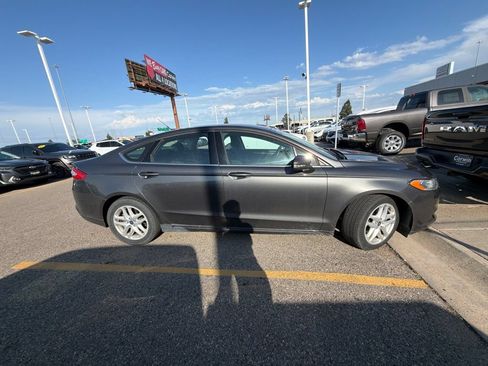Used 2016 Ford Fusion SE FWD image 2