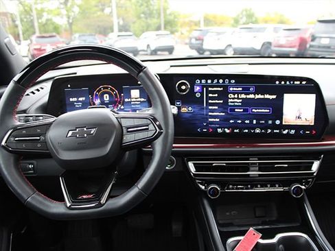 Used 2024 Chevrolet Traverse RS FWD image 11