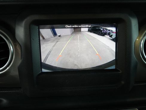 Used 2019 Jeep Wrangler Unlimited Sahara AWD/4WD image 31