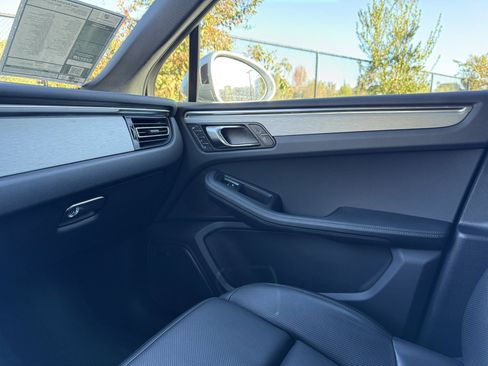 Certified 2025 Porsche Macan image 24