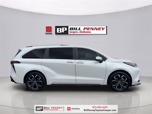 Used 2025 Toyota Sienna Platinum image 6