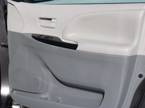 Used 2013 Toyota Sienna LE FWD image 17