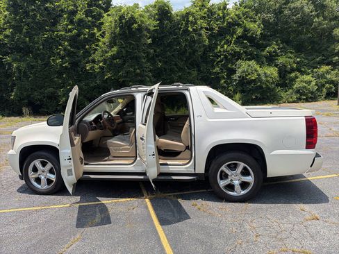 Used 2012 Chevrolet Avalanche LTZ RWD image 19