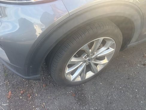 Used 2023 Ford Explorer Platinum w/ Technology Package image 3