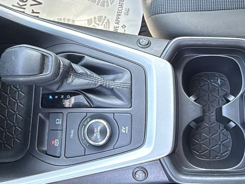 Used 2021 Toyota RAV4 LE AWD/4WD image 16