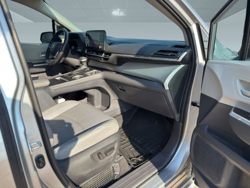 Used 2022 Toyota Sienna XLE image 27