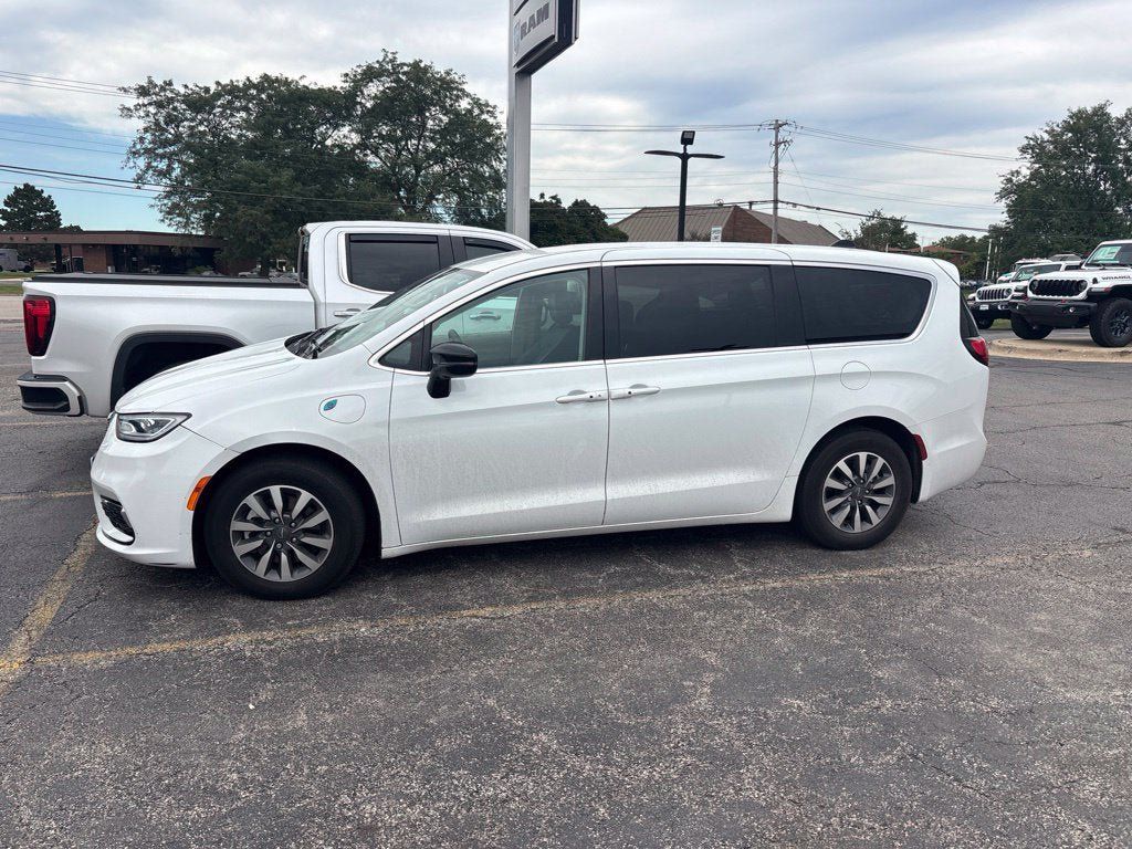 Used 2024 Chrysler Pacifica Limited FWD image 2