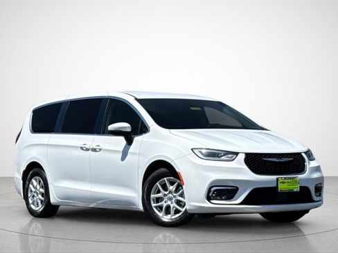 Used 2023 Chrysler Pacifica Touring-L FWD image 2
