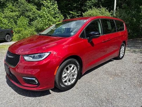 Used 2024 Chrysler Pacifica Touring-L FWD image 4