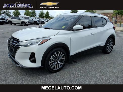 Used 2023 Nissan Kicks SV FWD image 1