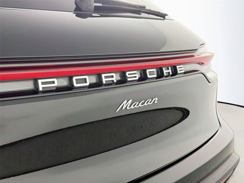 Certified 2024 Porsche Macan AWD/4WD image 17