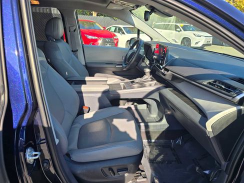 Used 2023 Toyota Sienna Limited image 11