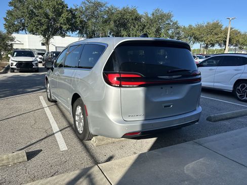 Used 2024 Chrysler Pacifica Touring-L FWD image 6