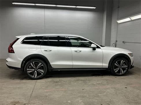 Used 2025 Volvo V60 B5 Cross Country Plus image 3