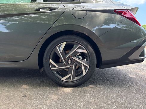 Certified 2025 Hyundai Elantra Limited FWD image 22