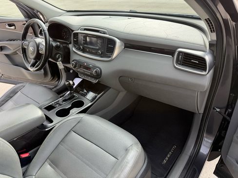 Used 2016 Kia Sorento EX image 27