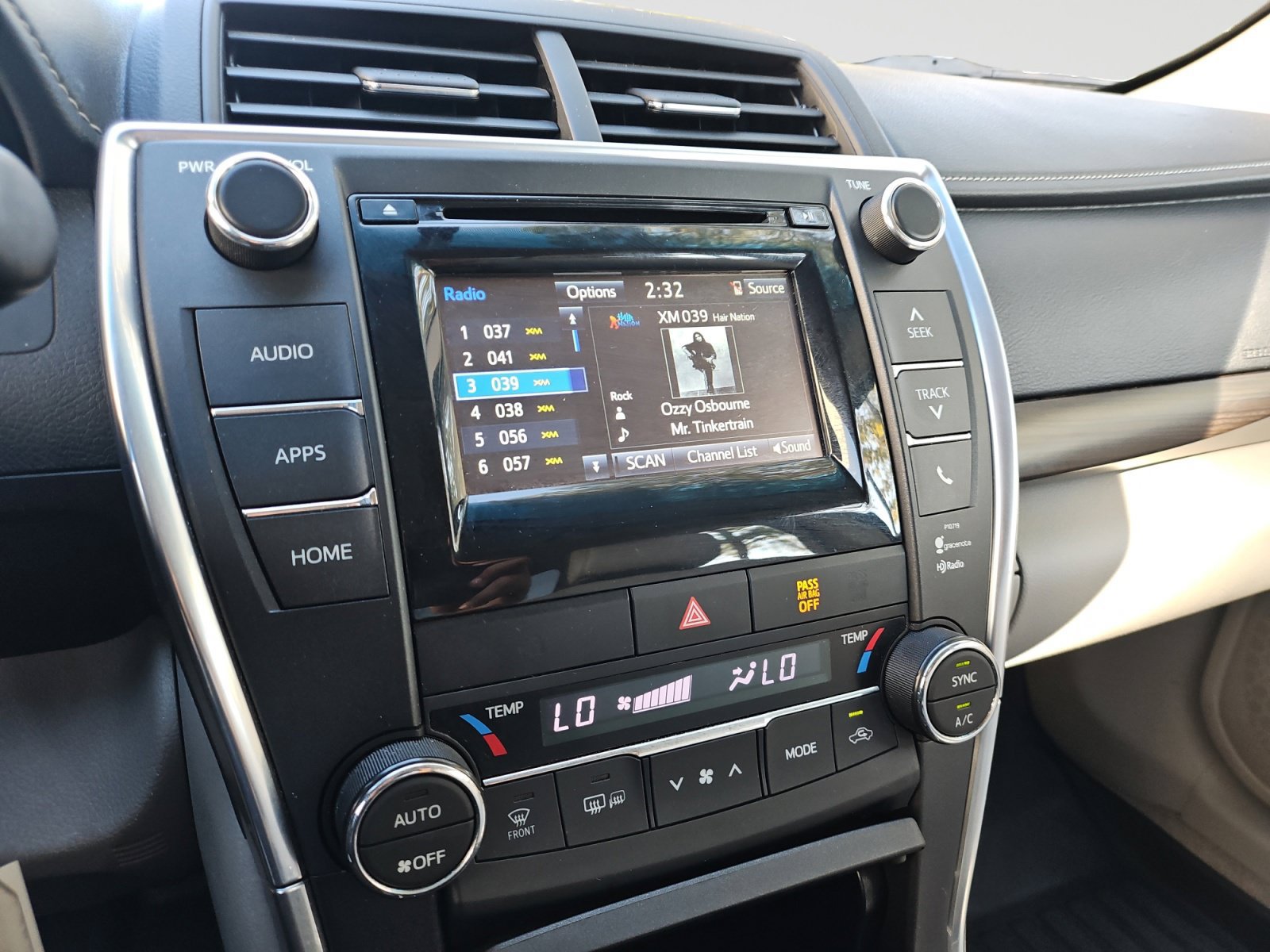 Used 2015 Toyota Camry XLE FWD image 25
