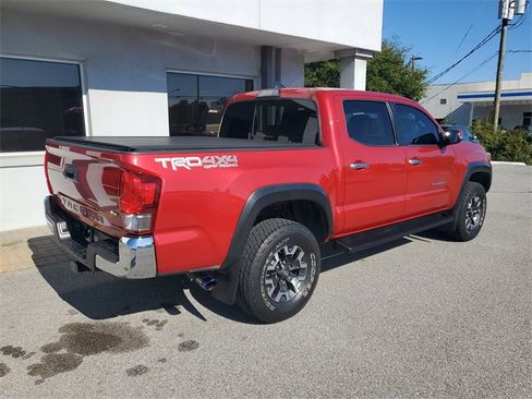 Used 2017 Toyota Tacoma TRD Off-Road image 8