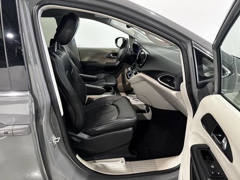 Used 2023 Chrysler Pacifica Touring-L FWD image 19
