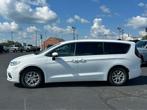 Used 2023 Chrysler Pacifica Touring-L FWD image 1