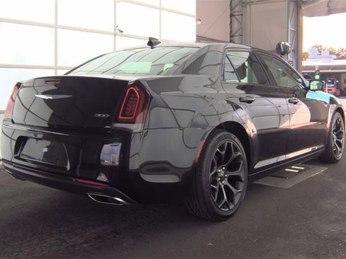 Used 2019 Chrysler 300 Touring w/ Sport Appearance Package image 4