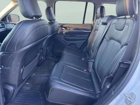 Used 2024 Jeep Grand Cherokee Limited w/ Black Appearance Package image 12