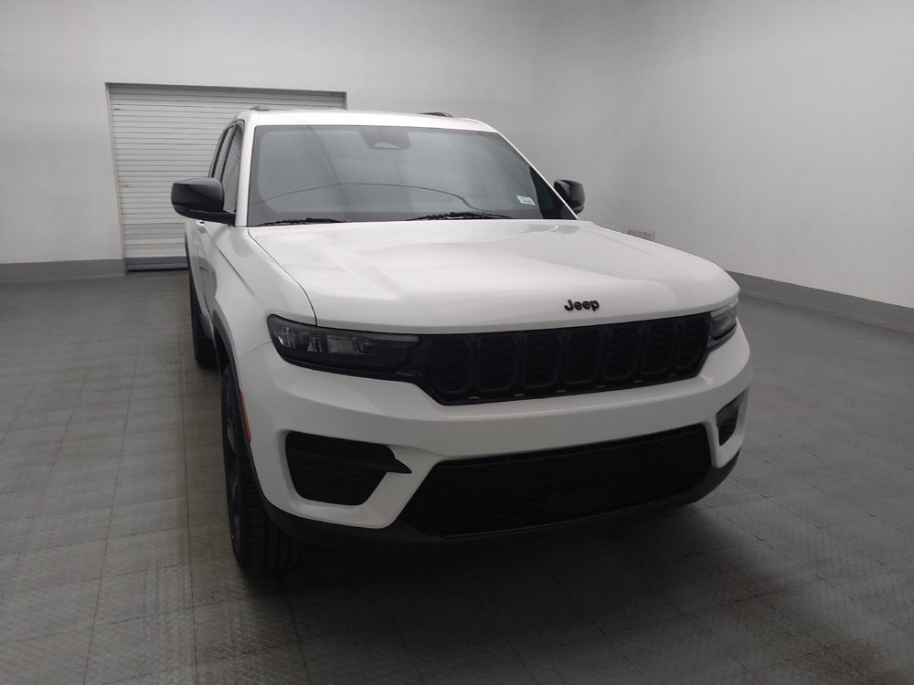 Used 2023 Jeep Grand Cherokee Altitude RWD image 14