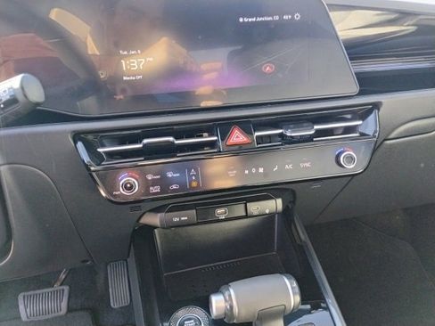 Used 2024 Kia Niro EX image 22