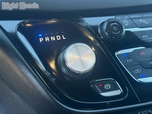 Used 2025 Chrysler Pacifica Select image 25